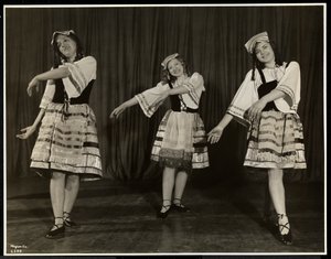 Drei blinde junge Frauen in Kostümen tanzen auf der Bühne in einem Stück der New York Association for the Blind, New York, 1931